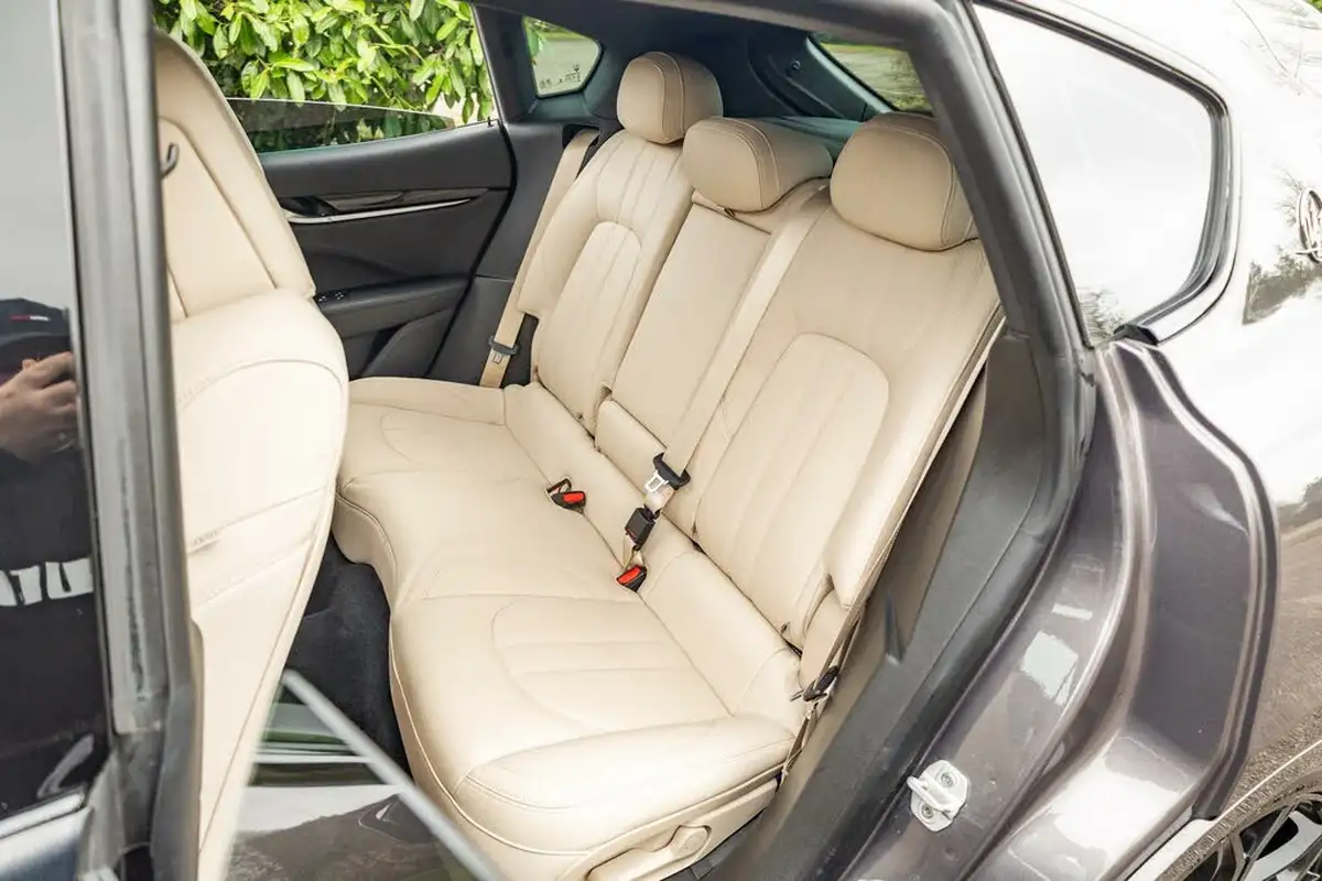 2021-maserati-levante-30-gransport-big-17