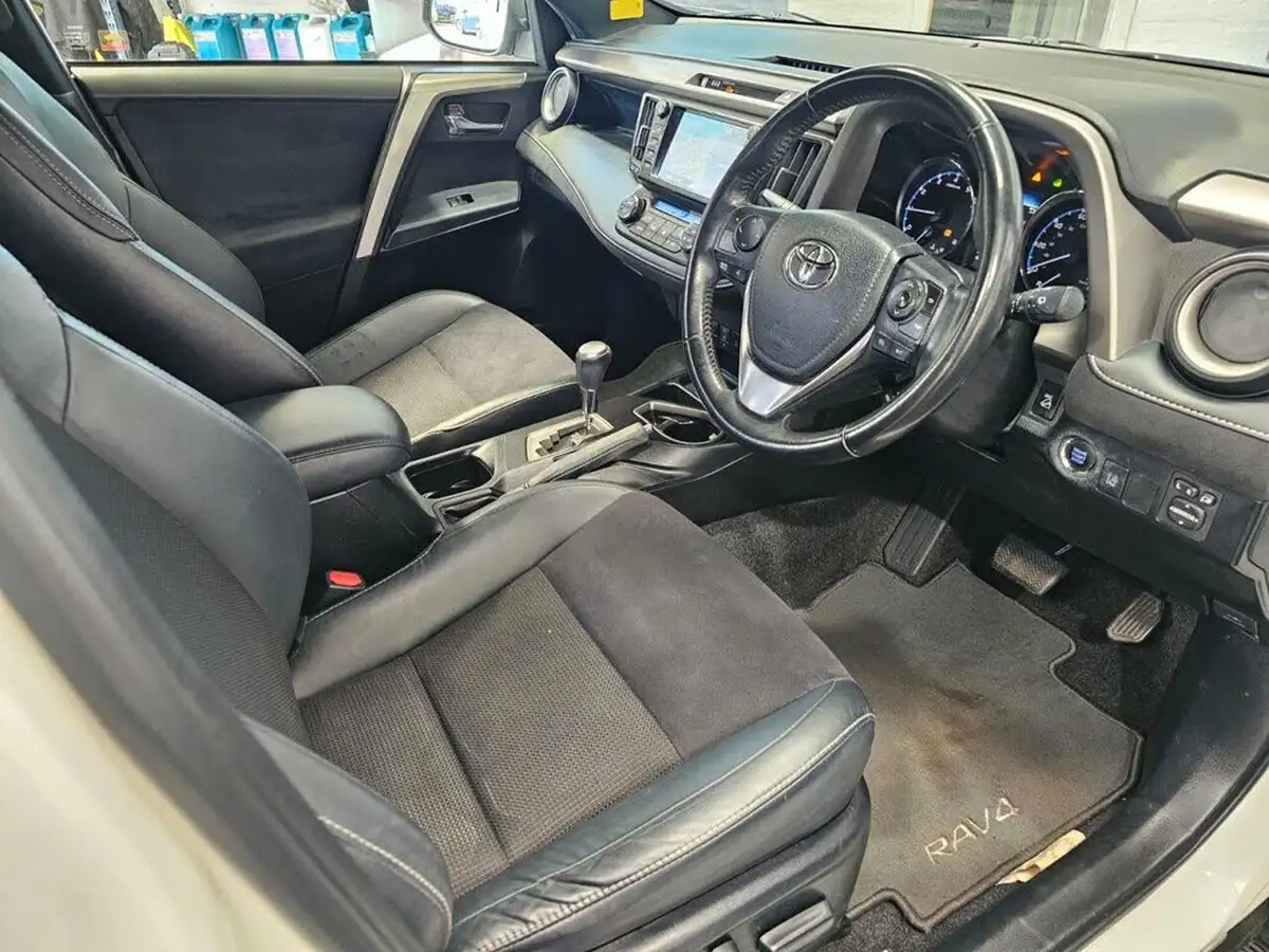 2018-toyota-rav4-20-design-awd-big-31