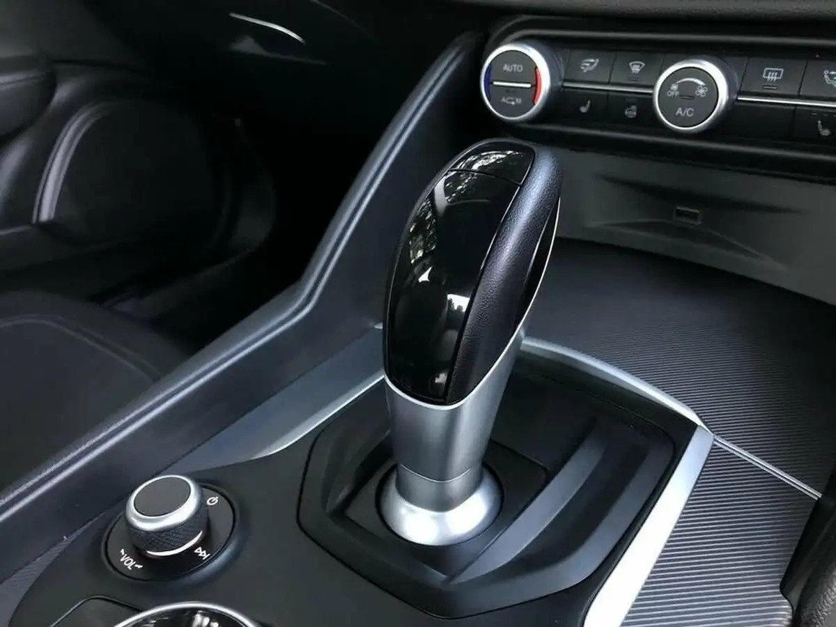 2018-alfa-romeo-giulia-20-veloce-big-8