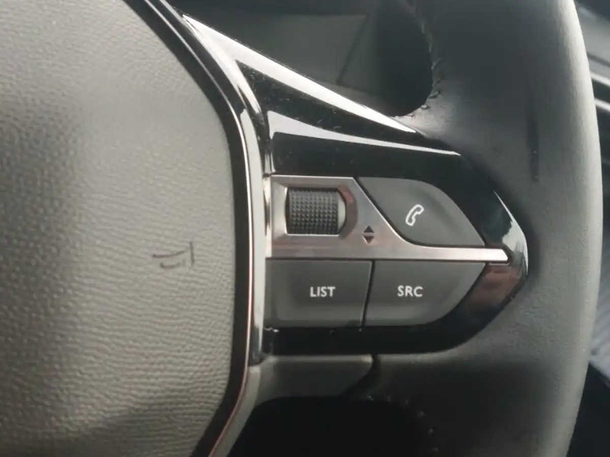 2023-peugeot-208-12-puretech-allure-premium-100ps-eat8-big-15