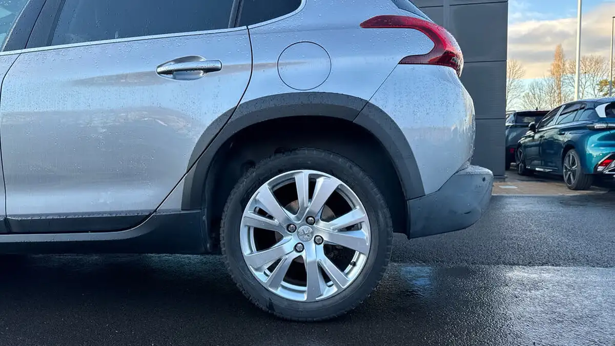 2016-peugeot-2008-suv-12-puretech-allure-110bhp-ss-eat6-big-14