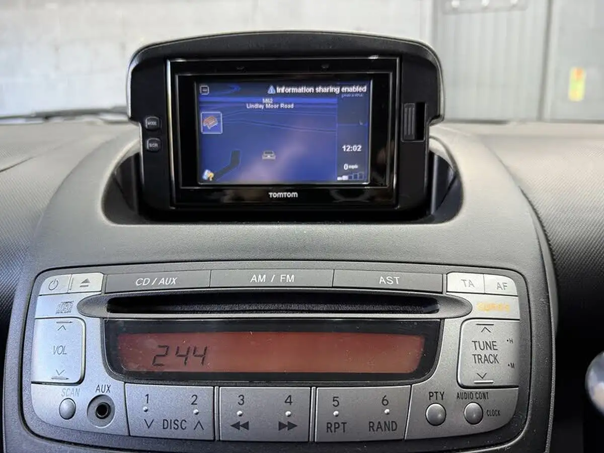 2011-toyota-aygo-10-aygo-go-vvt-i-5d-big-28