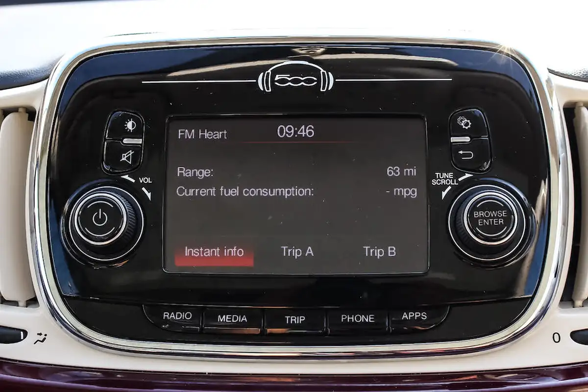 2016-fiat-500-12-lounge-dualogic-big-26