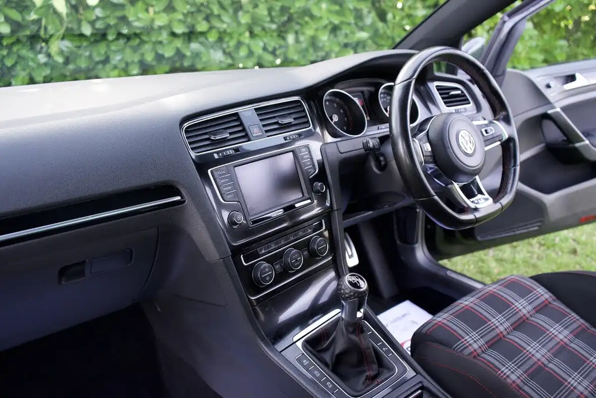 2016-volkswagen-golf-20-tsi-gti-220ps-hatchback-5d-big-74