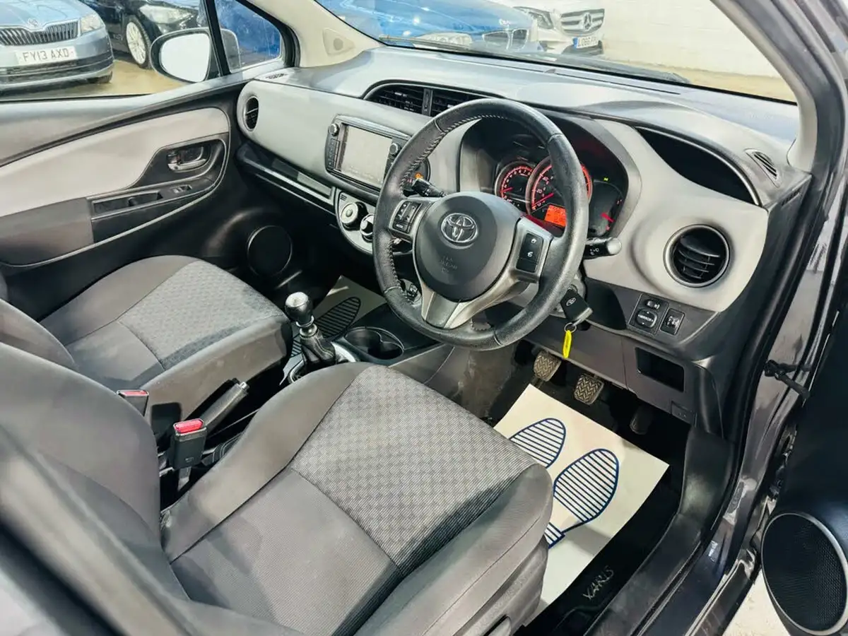 2015-toyota-yaris-133-icon-vvt-i-5d-big-8