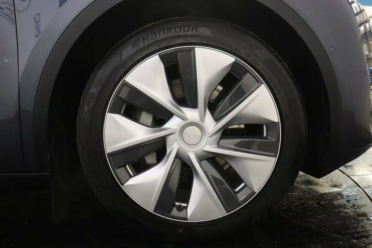 2022-tesla-model-y-e-long-range-big-28