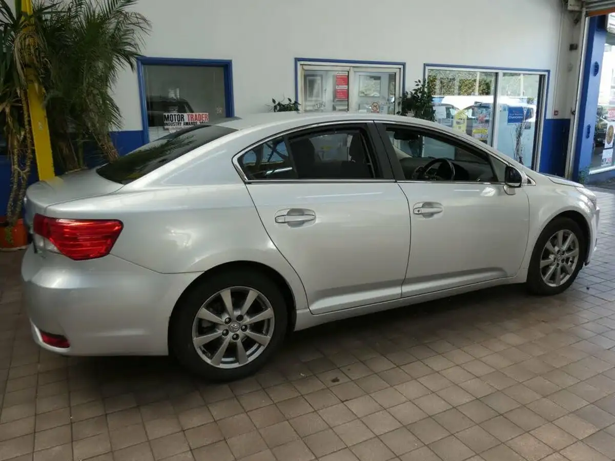 2012-toyota-avensis-20td-t4-saloon-4d-big-27
