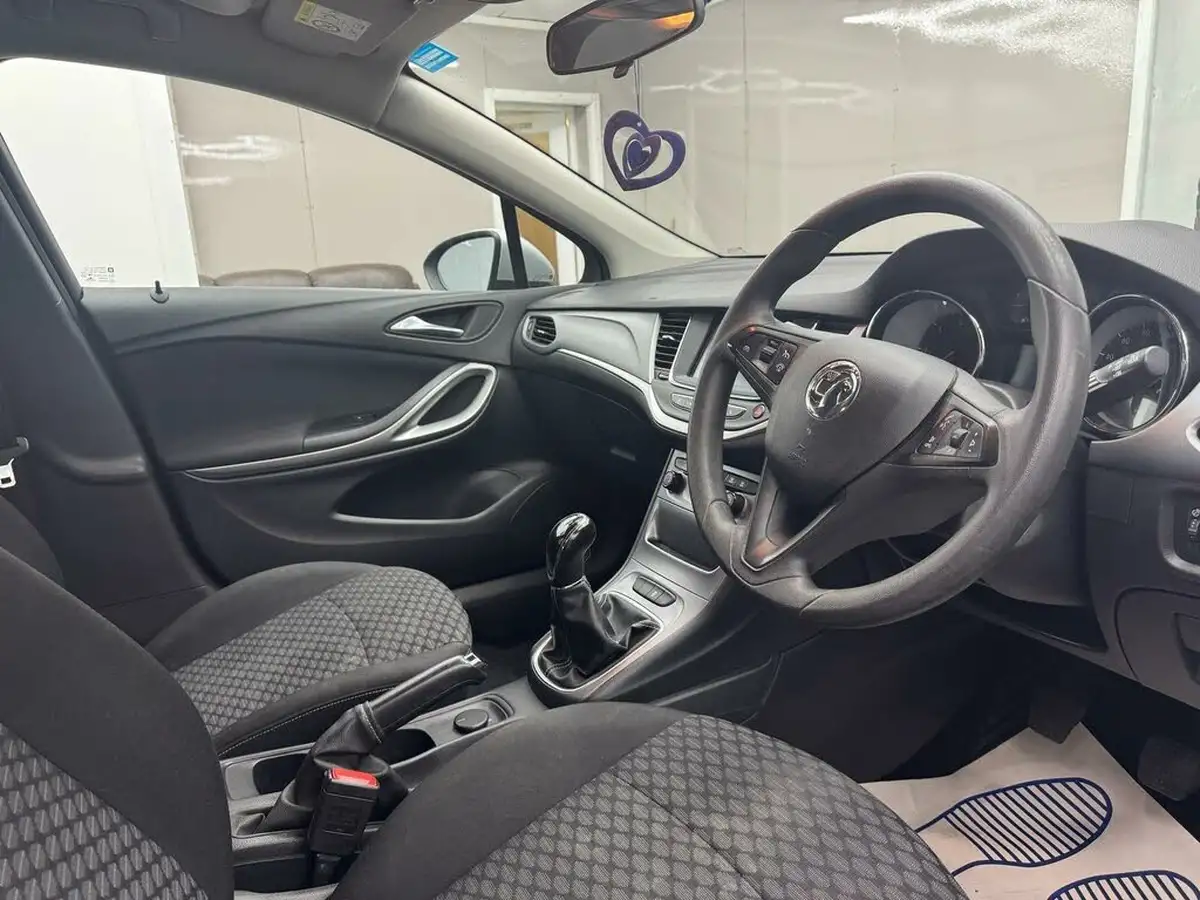 2017-vauxhall-astra-16cdti-design-110ps-hatchback-big-24