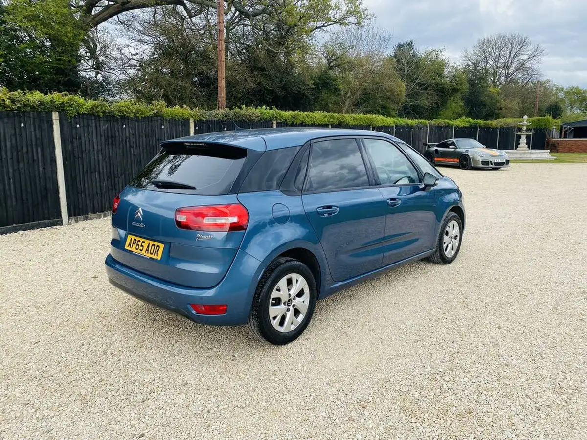 2015-citroen-c4-picasso-12-puretech-vtr-big-3