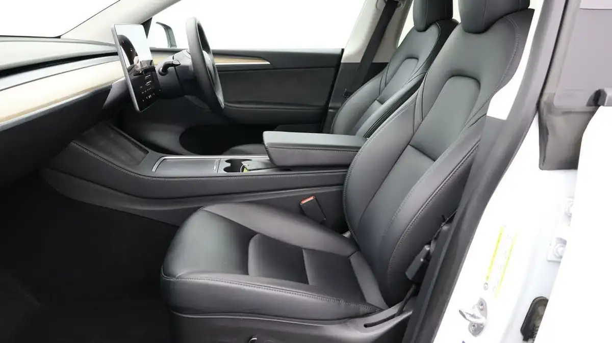2022-tesla-model-y-e-long-range-big-13