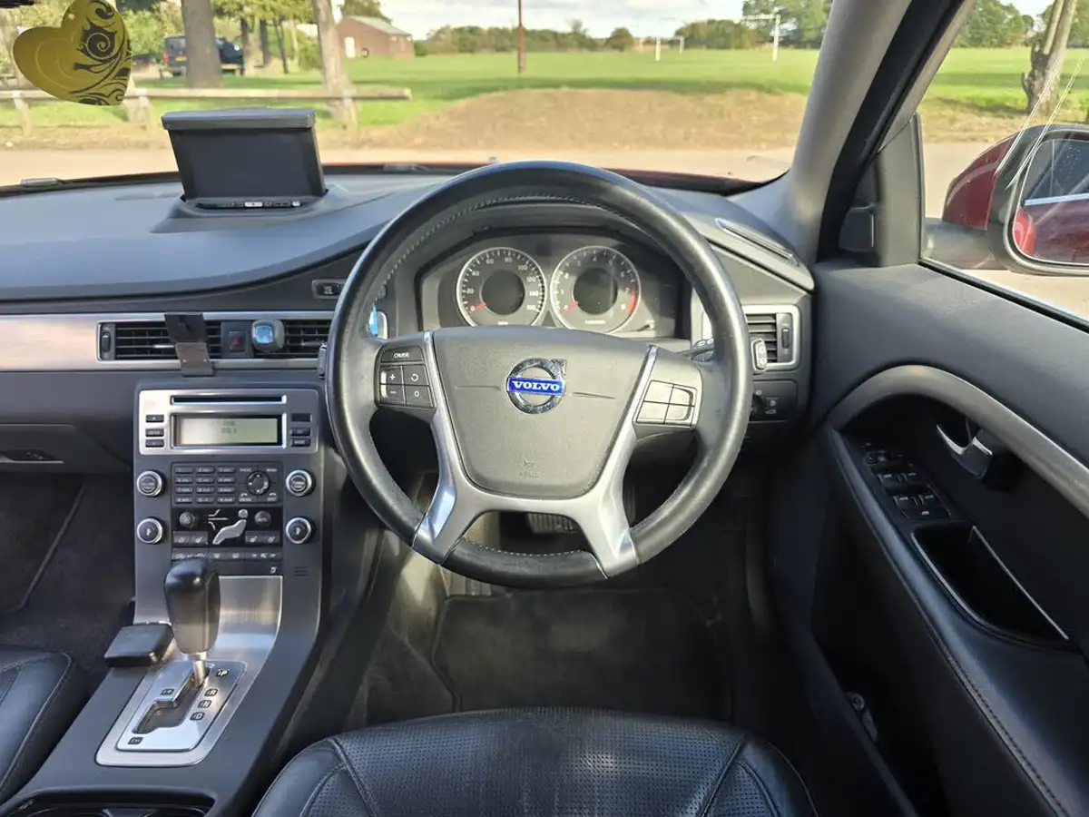 2011-volvo-v70-big-15