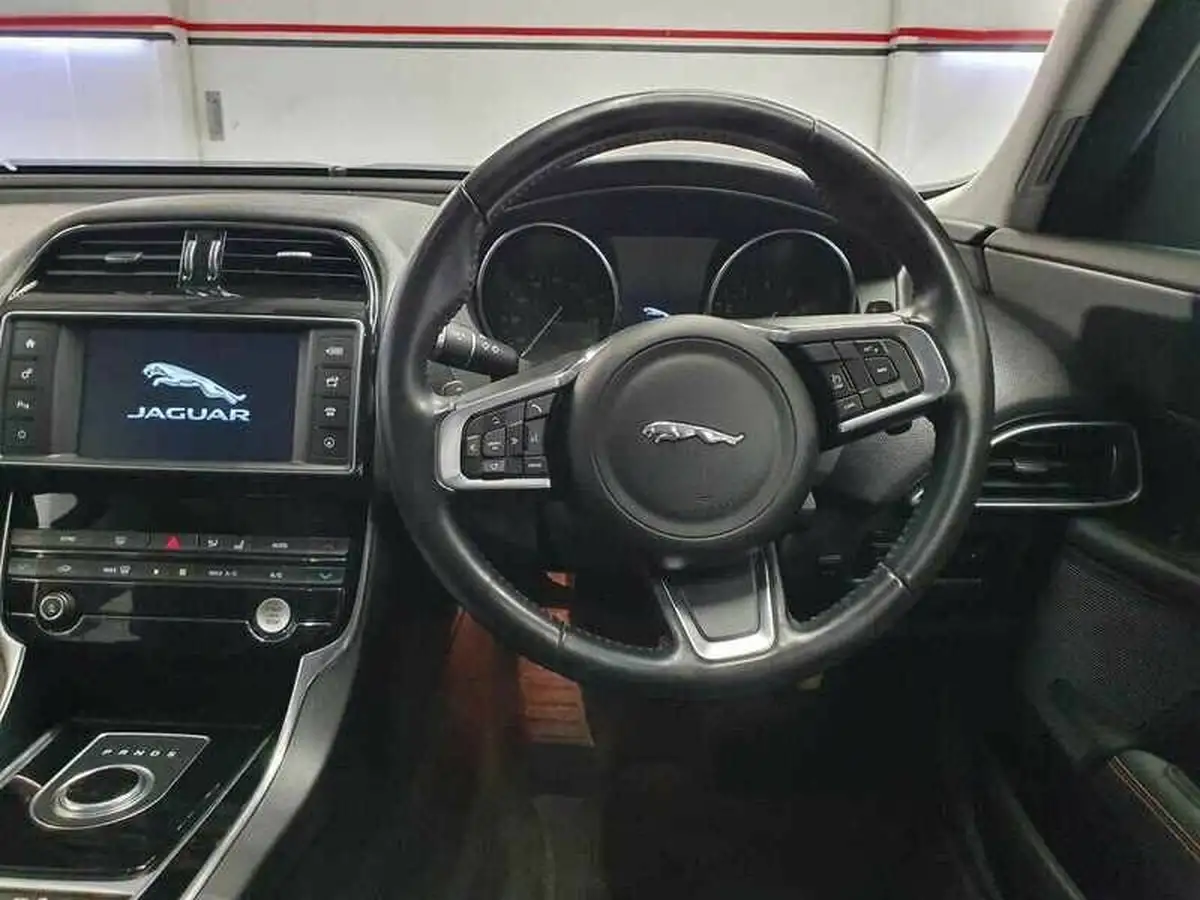 2018-jaguar-xe-20i-prestige-200ps-1999cc-big-9