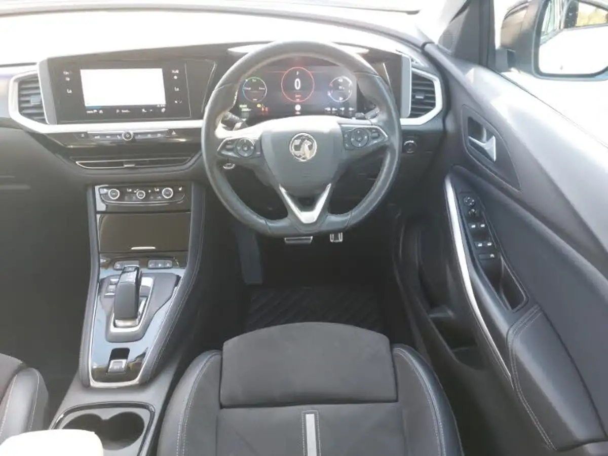 2023-vauxhall-grandland-16-gse-big-6