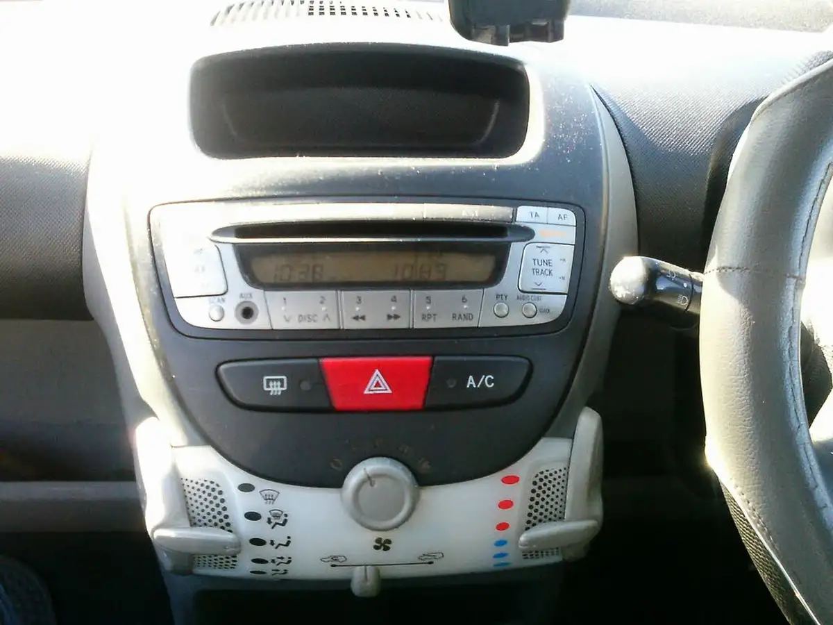 2011-toyota-aygo-10-aygo-ice-5d-big-5