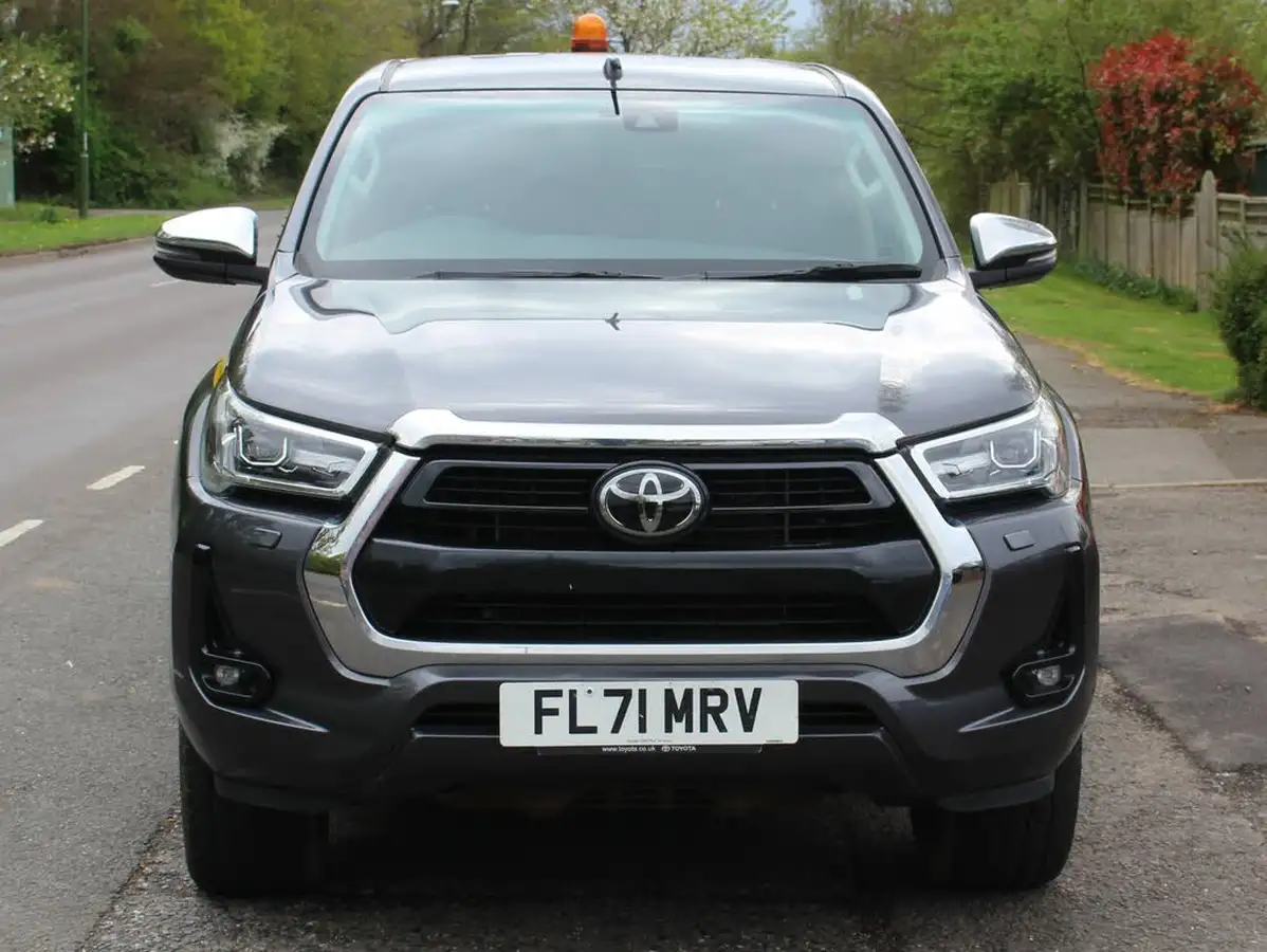 2021-toyota-hi-lux-24d-4d-invincible-150hpeu6d-auto-big-7