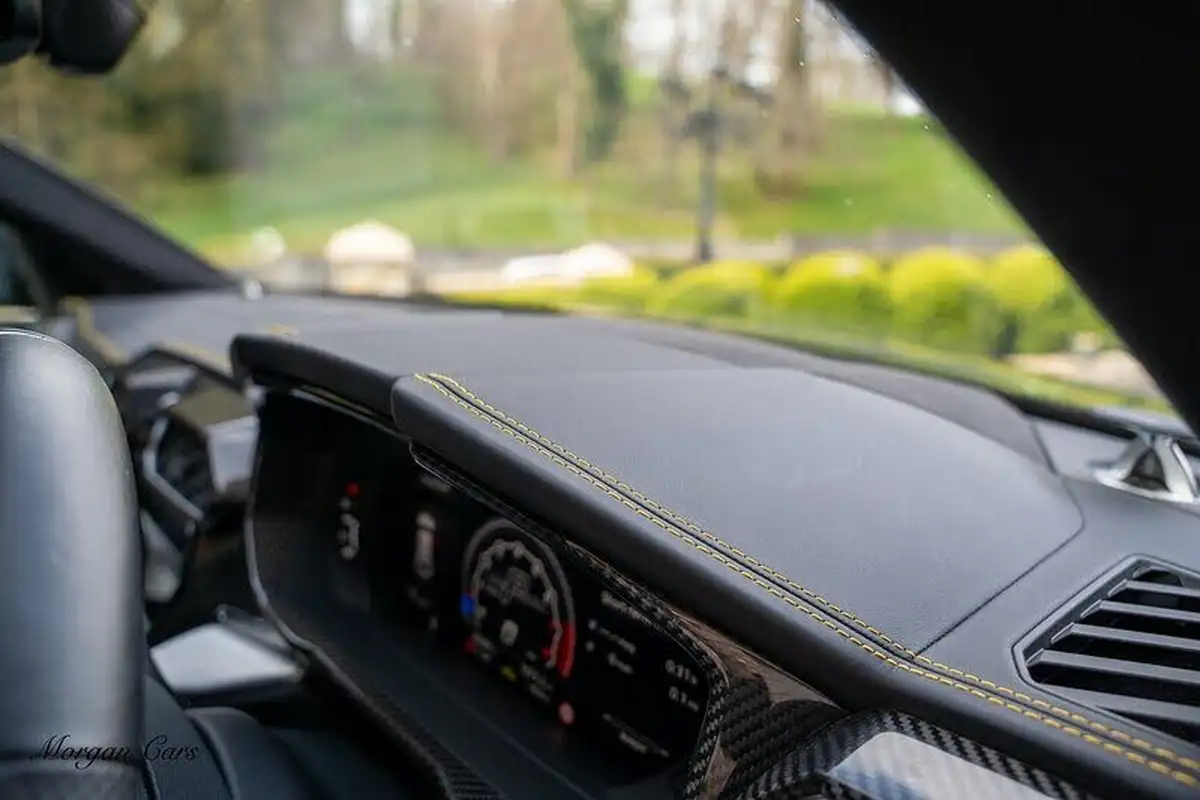 2020-lamborghini-urus-40-no-trim-big-40