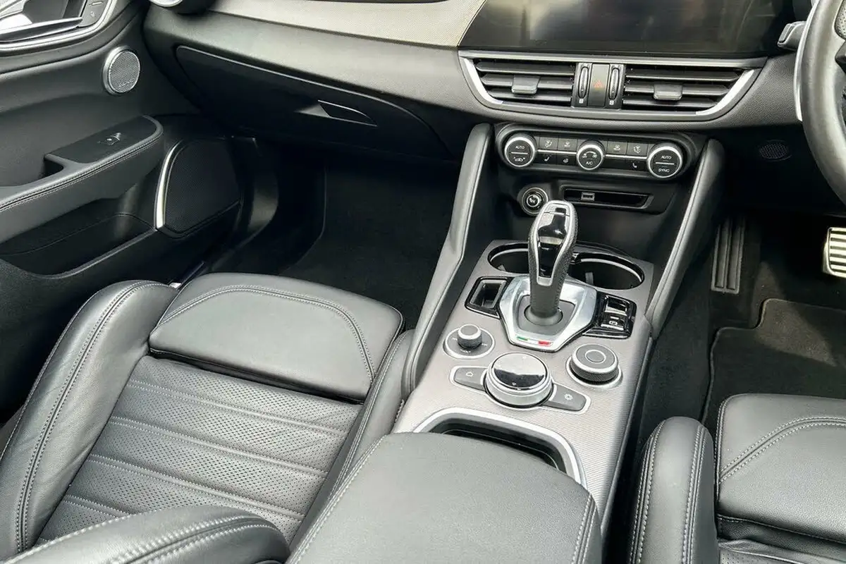 2022-alfa-romeo-giulia-20-veloce-big-16