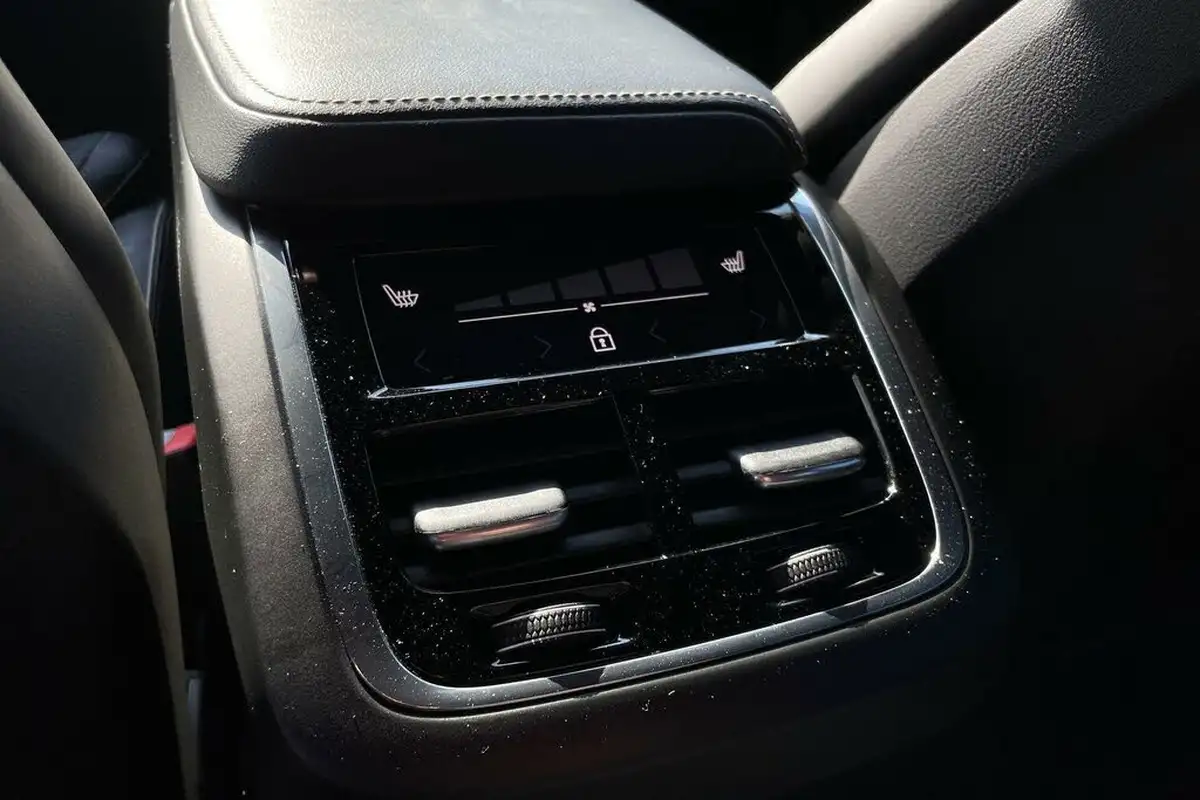 2024-volvo-xc60-20-b5-plus-black-edition-big-30