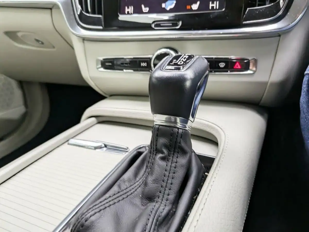 2020-volvo-s90-20td-d4-momentum-plus-big-18