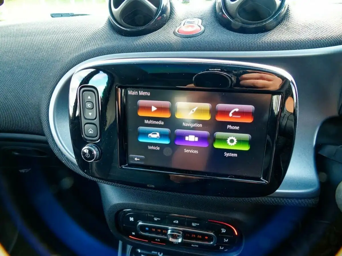 2016-smart-fortwo-09-edition-black-twinamic-big-38