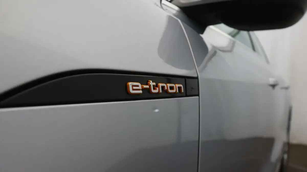 2022-audi-e-tron-55e-technik-station-wagon-big-21