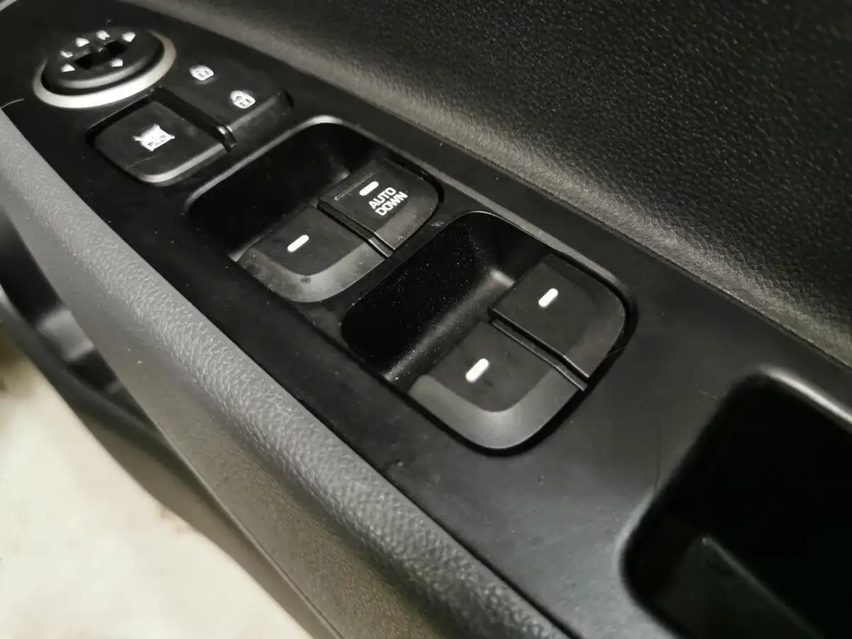2018-hyundai-i10-10-se-67ps-big-12