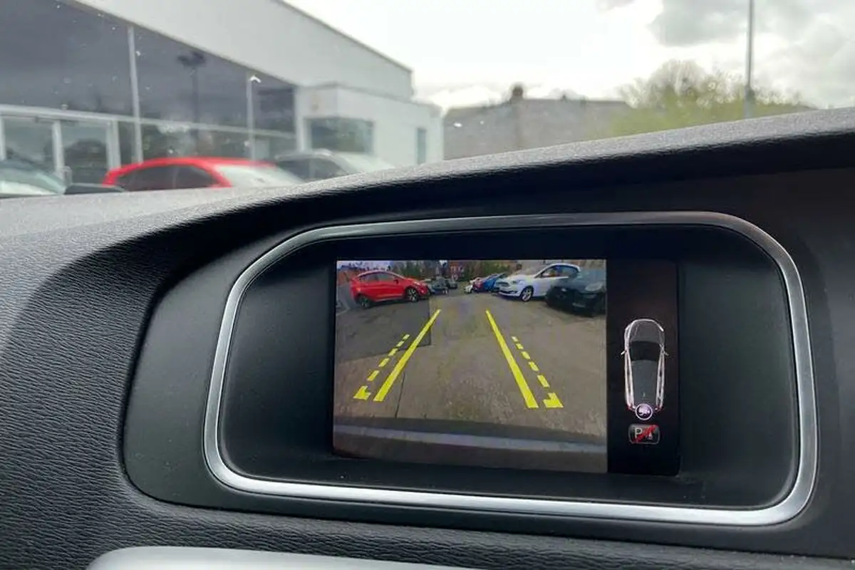 2019-volvo-v40-20td-d2-momentum-nav-plus-big-28