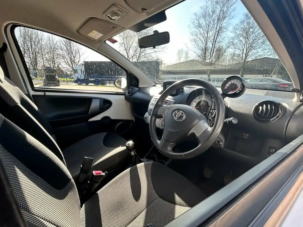 2014-toyota-aygo-10-move-style-5d-big-8