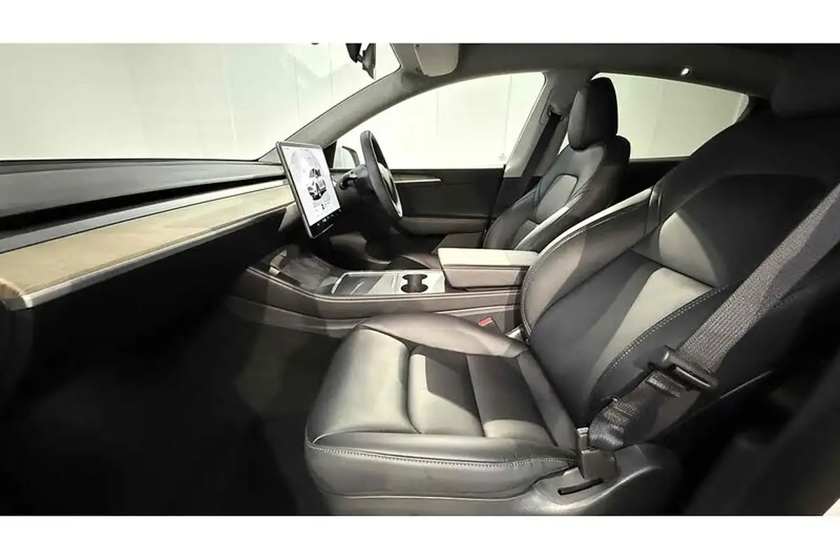 2023-tesla-model-y-e-long-range-big-43