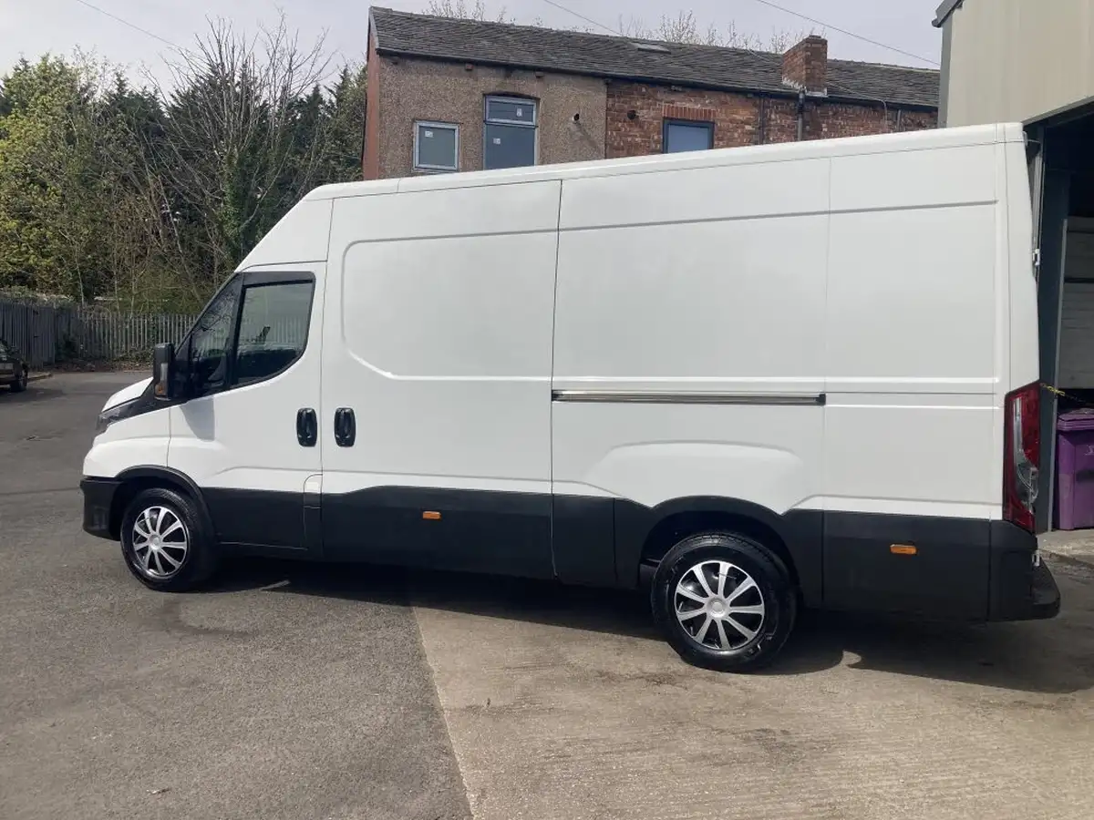 2023-iveco-daily-s-class-23td-35s14v-business-3520mm-h2-136pseu6dt-big-2