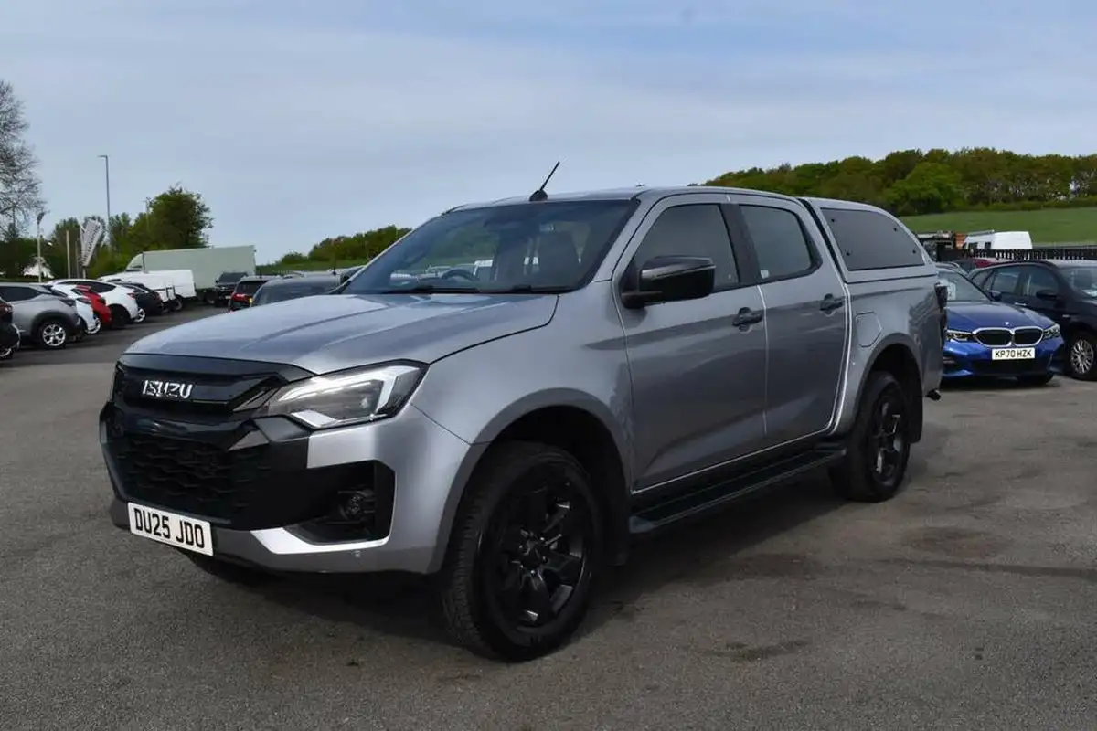 2025-isuzu-d-max-19td-v-cross-big-14