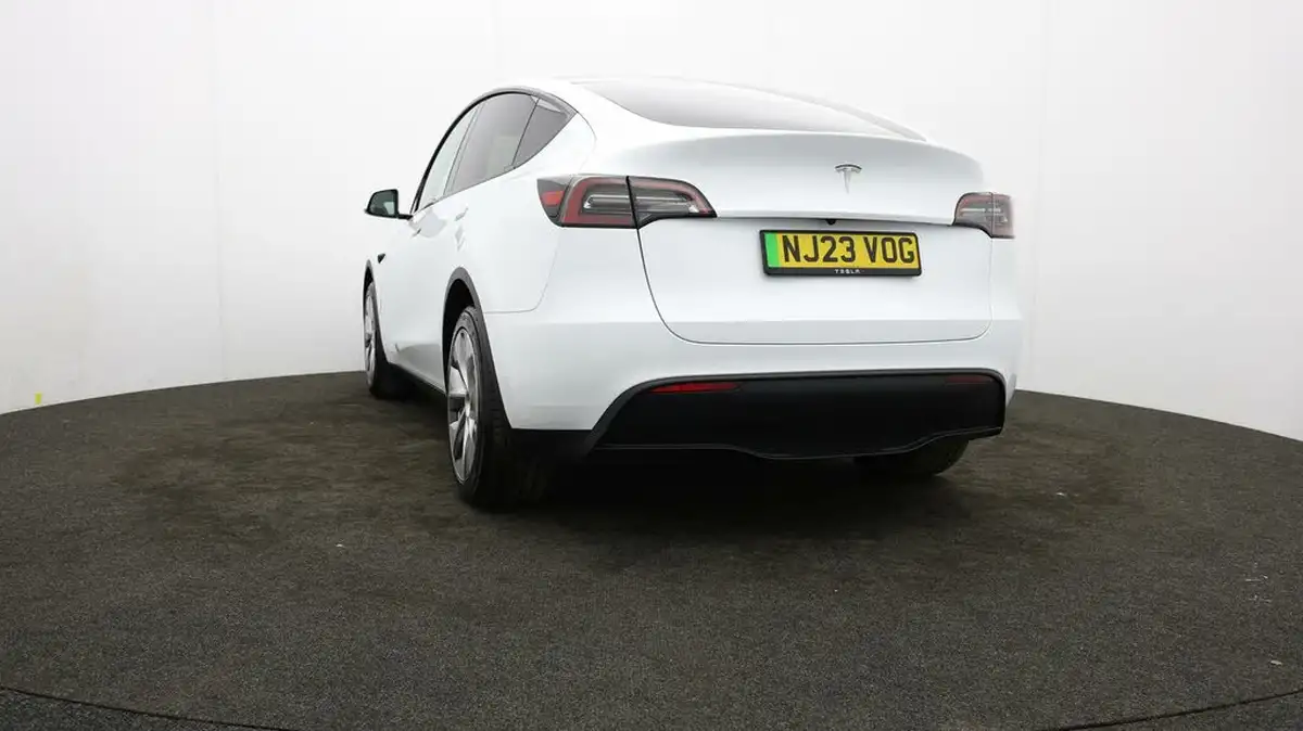 2023-tesla-model-y-e-rwd-big-24