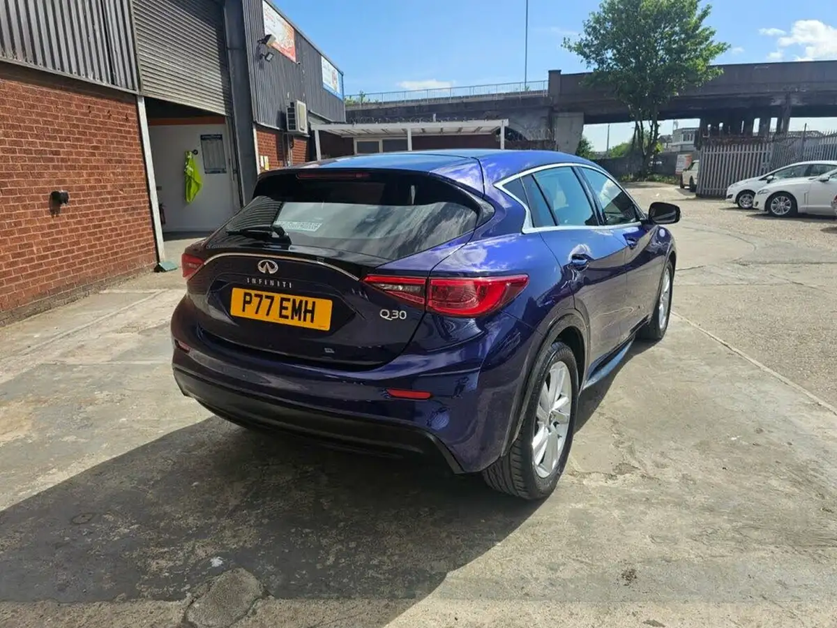 2017-infiniti-q30-16-se-156ps-business-pack-dct-big-9