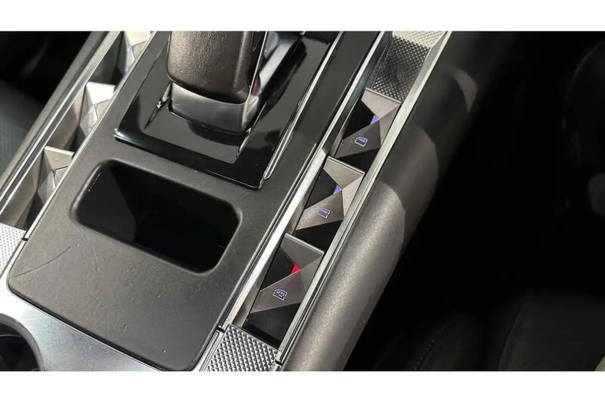 2020-ds-ds-7-crossback-e-tense-ultra-prestige-300ps-4x4-big-46