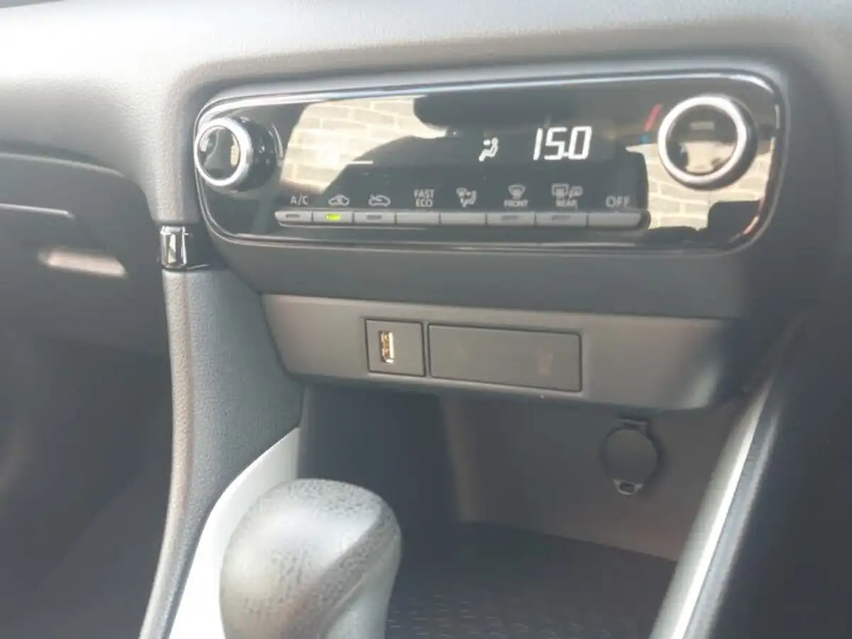 2021-toyota-yaris-15-vvt-i-icon-114bhp-hybrid-1490cc-e-cvt-big-18