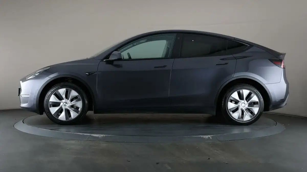 2022-tesla-model-y-e-long-range-big-30
