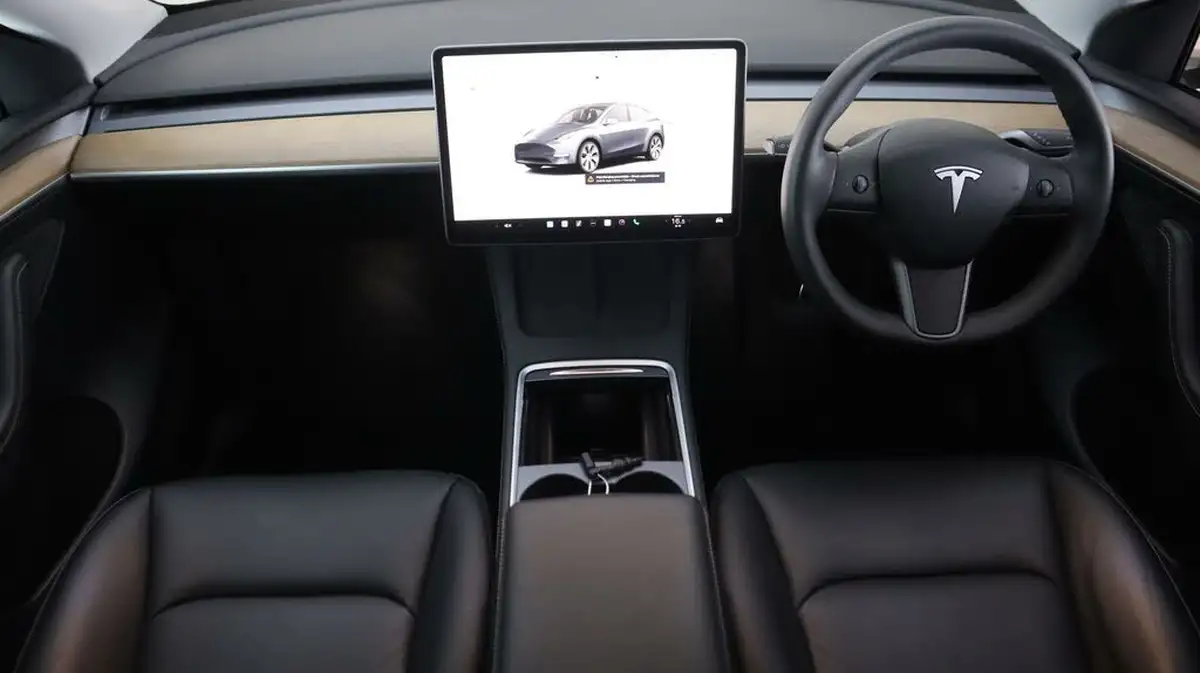 2022-tesla-model-y-e-long-range-big-13