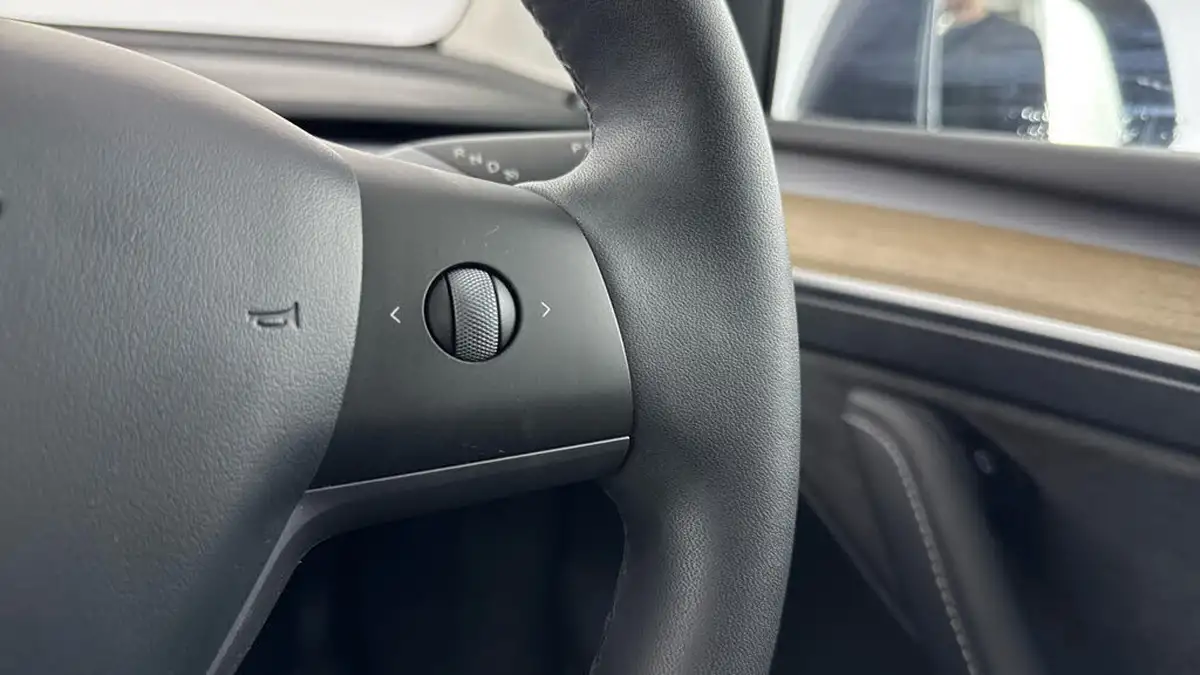 2022-tesla-model-y-e-long-range-big-21