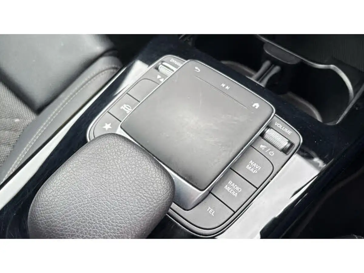 2021-mercedes-benz-a-class-13-a180-se-7g-dct-big-25