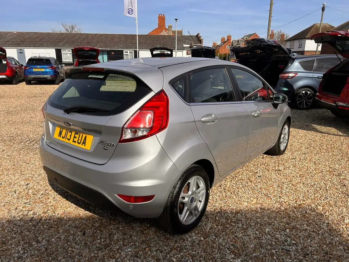 2013-ford-fiesta-16-zetec-5d-big-7