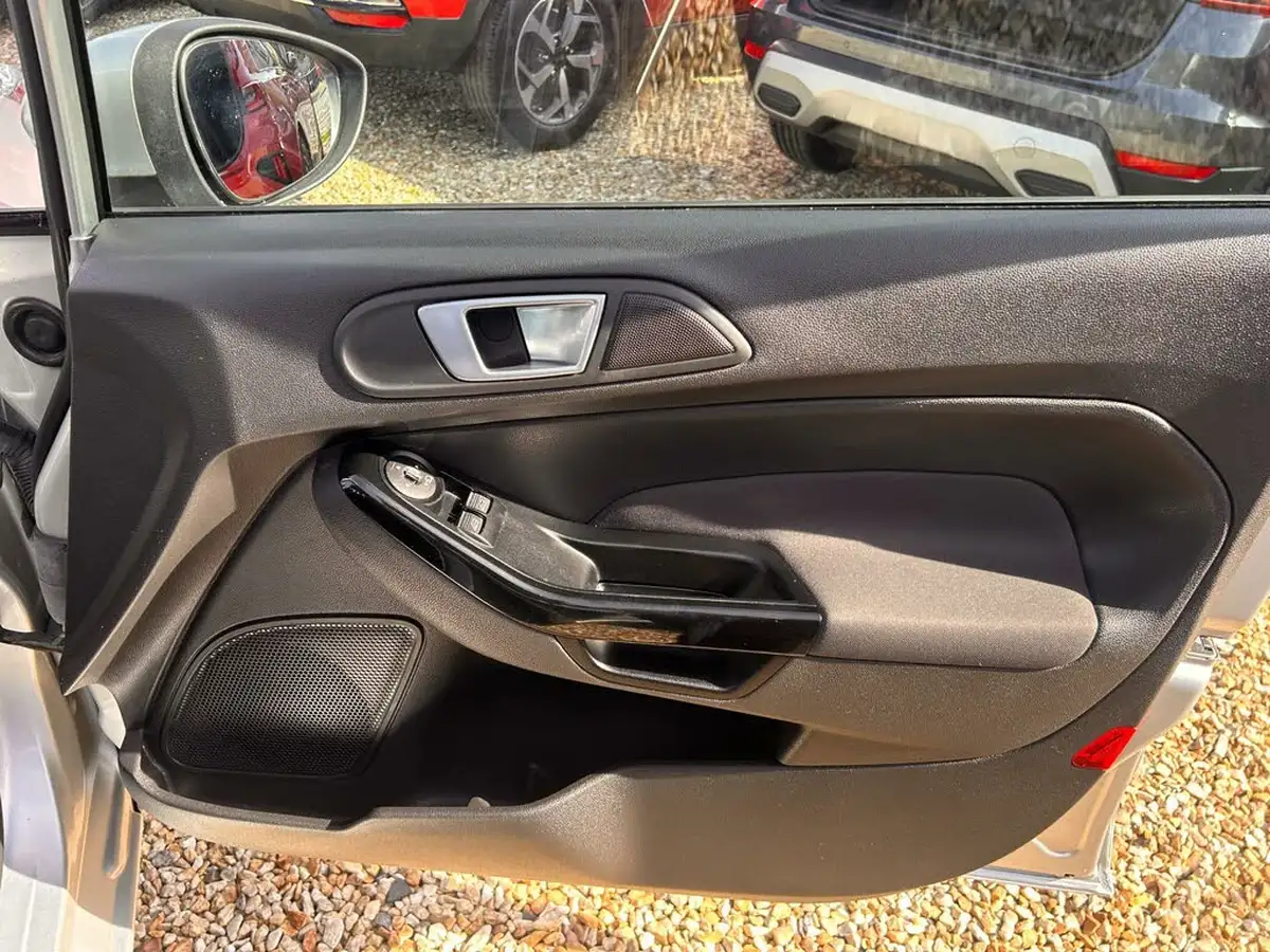 2013-ford-fiesta-16-zetec-5d-big-31