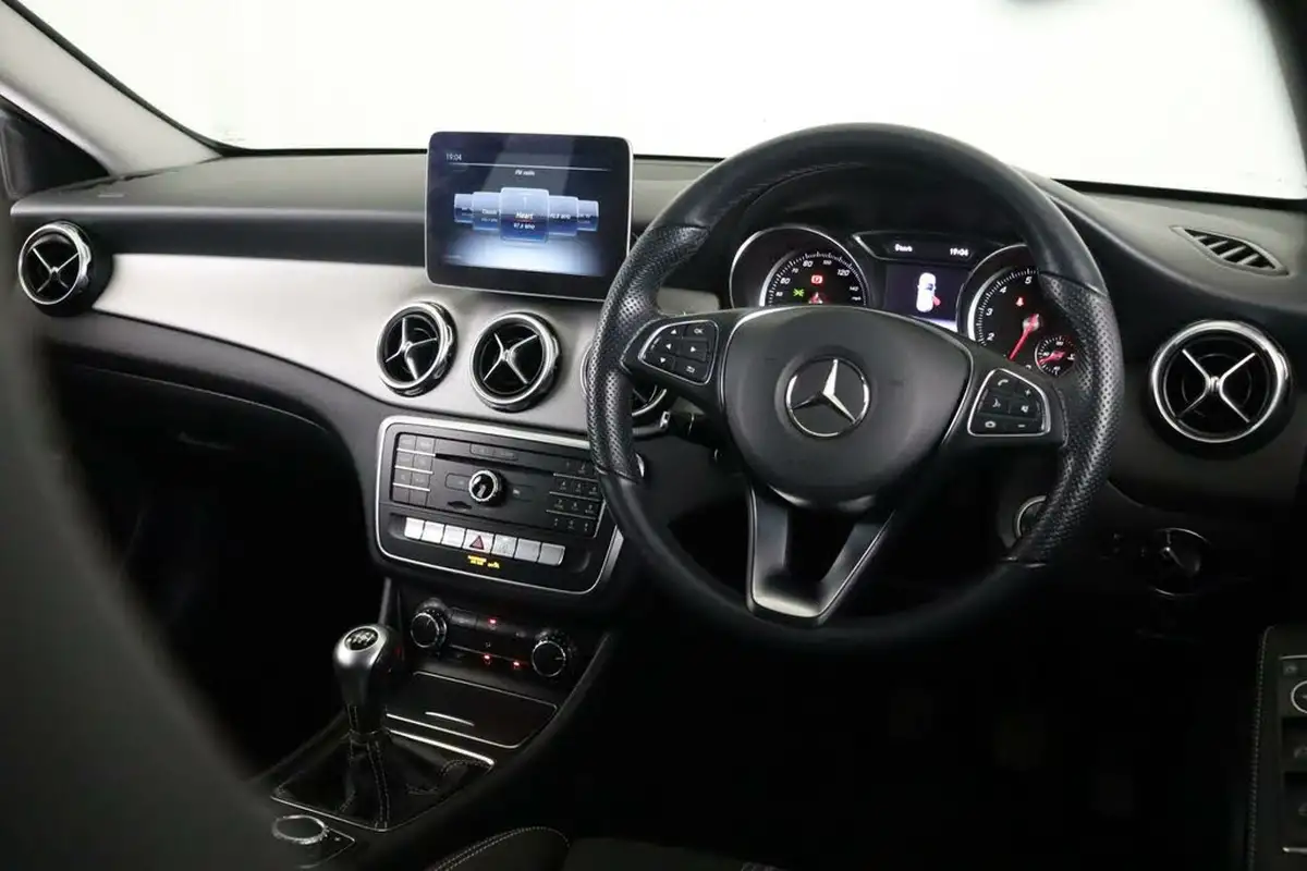 2018-mercedes-benz-gla-class-16-gla-180-urban-edition-ss-big-14