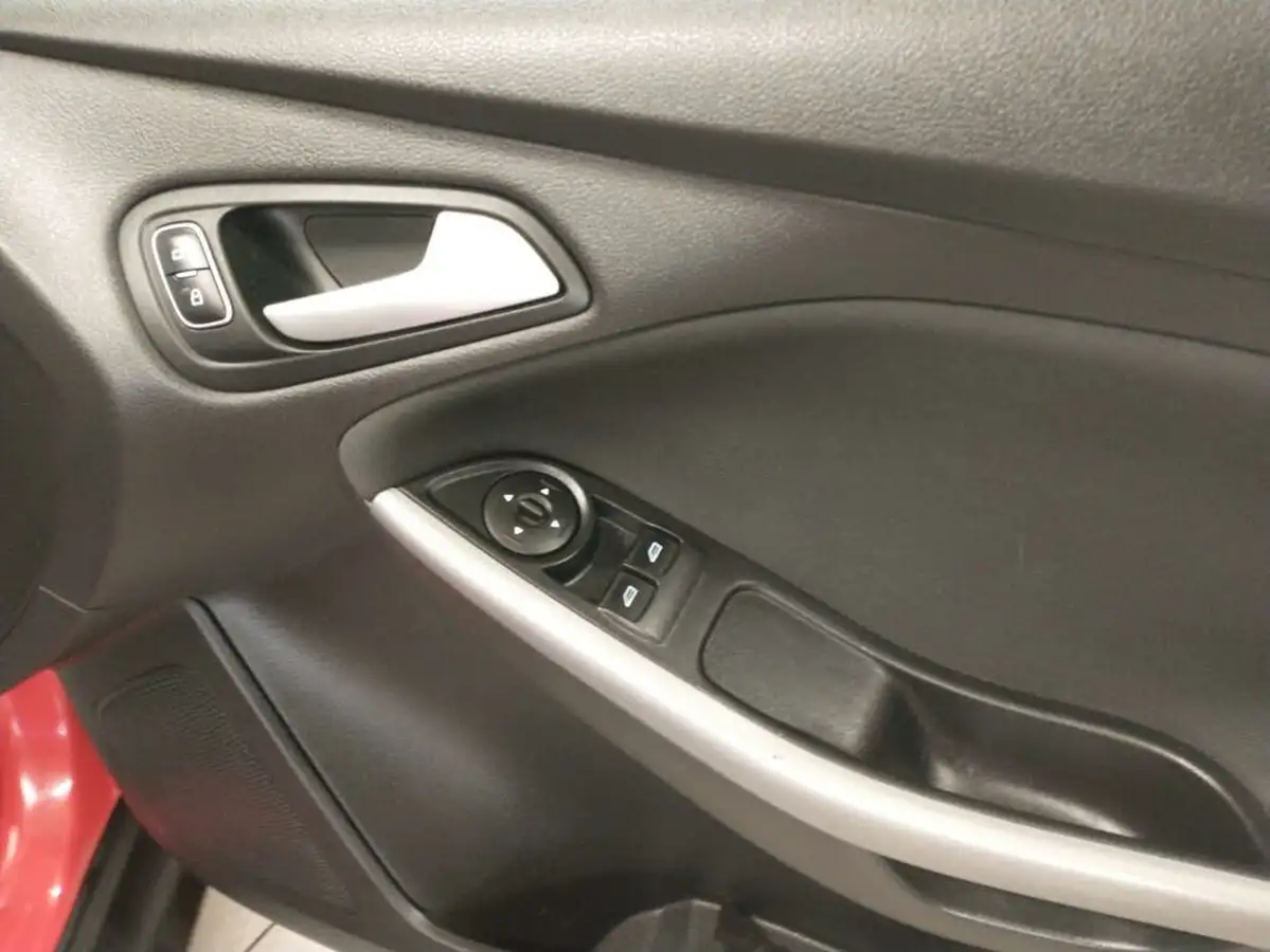 2015-ford-focus-10-zetec-100ps-estate-big-21