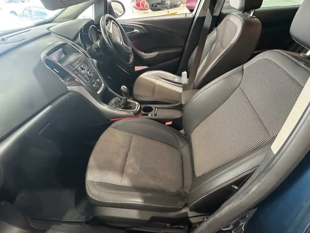 2011-vauxhall-astra-16-se-16v-vvt-115ps-estate-big-21