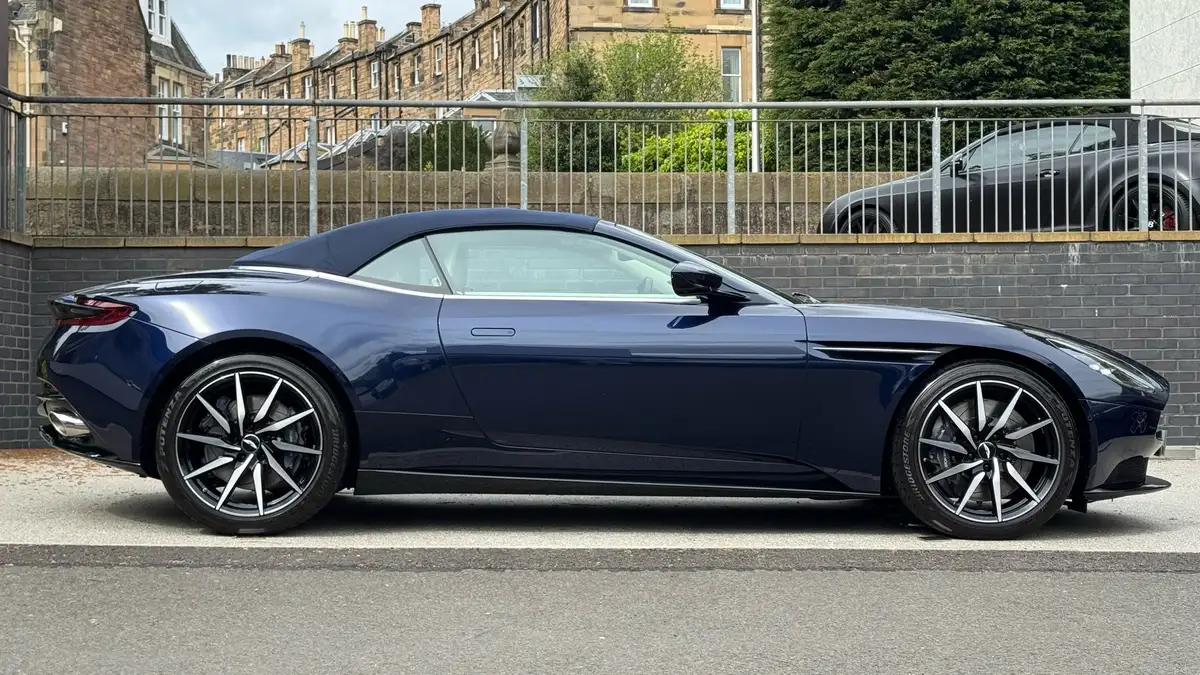 2019-aston-martin-db11-40-v8-big-15