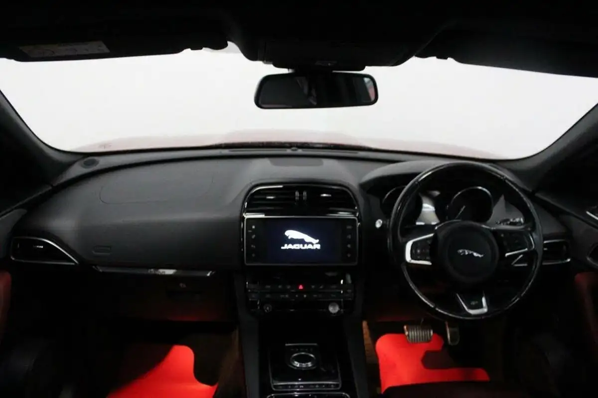 2016-jaguar-f-pace-20-i4d-r-sport-awd-auto-big-24