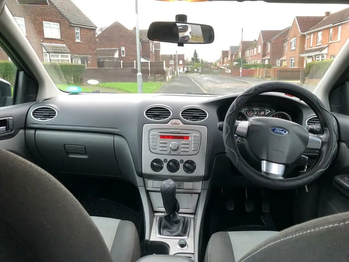 2009-ford-focus-16-zetec-hatchback-5d-big-10