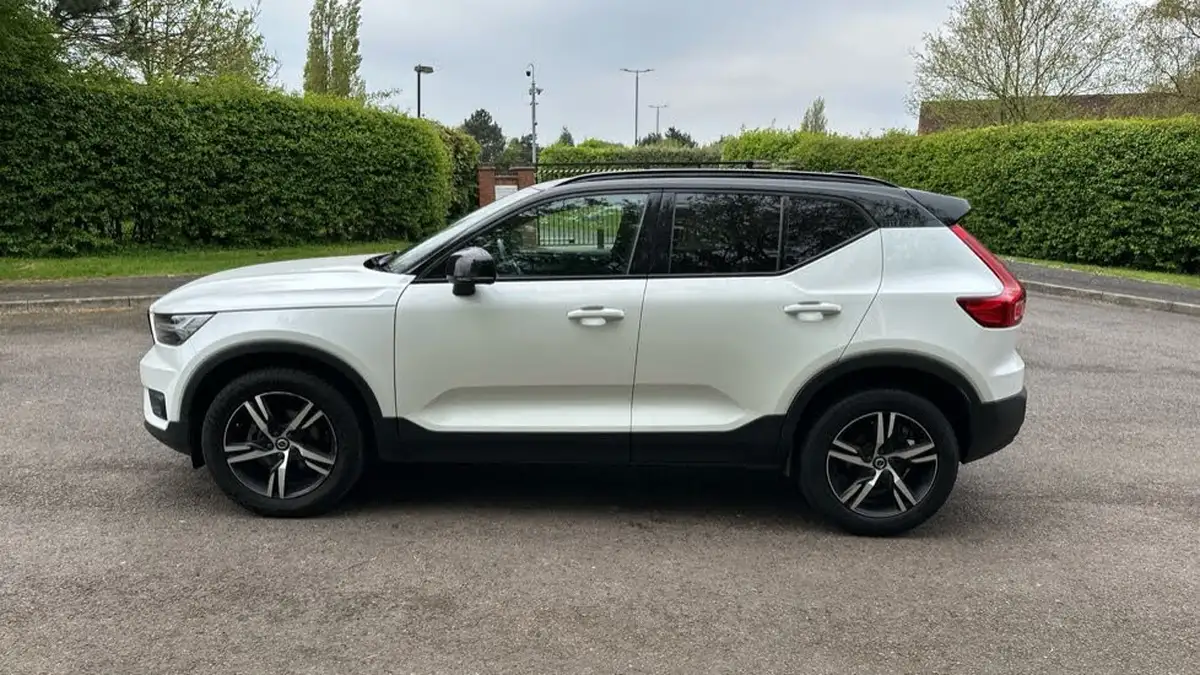 2020-volvo-xc40-15-t3-r-design-big-19