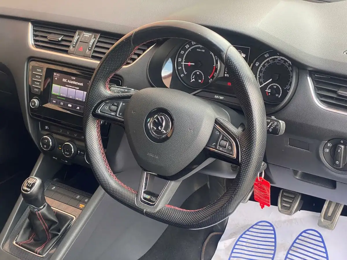 2015-skoda-octavia-20tdi-vrs-hatchback-big-11