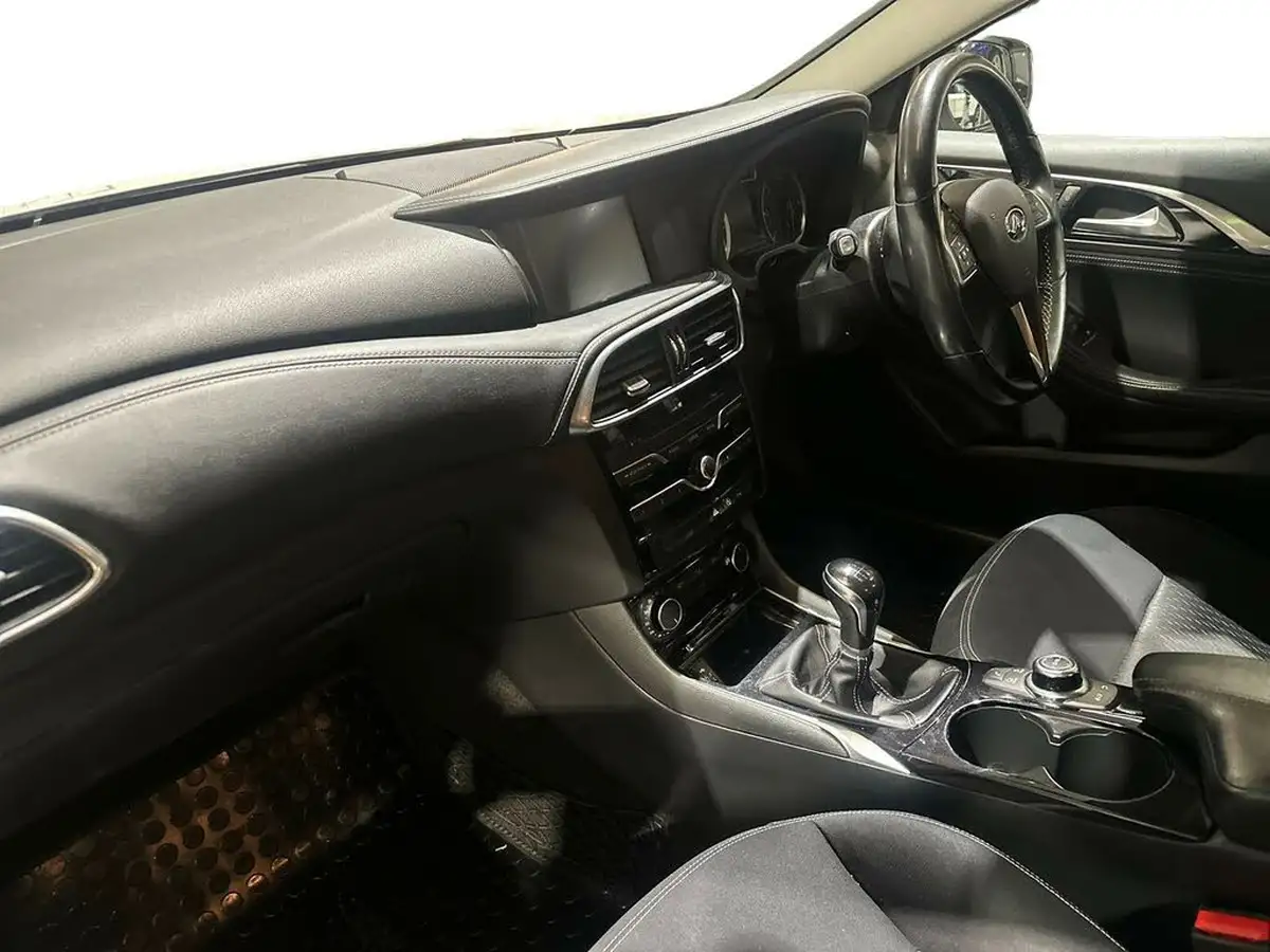 2017-infiniti-q30-15d-se-big-5